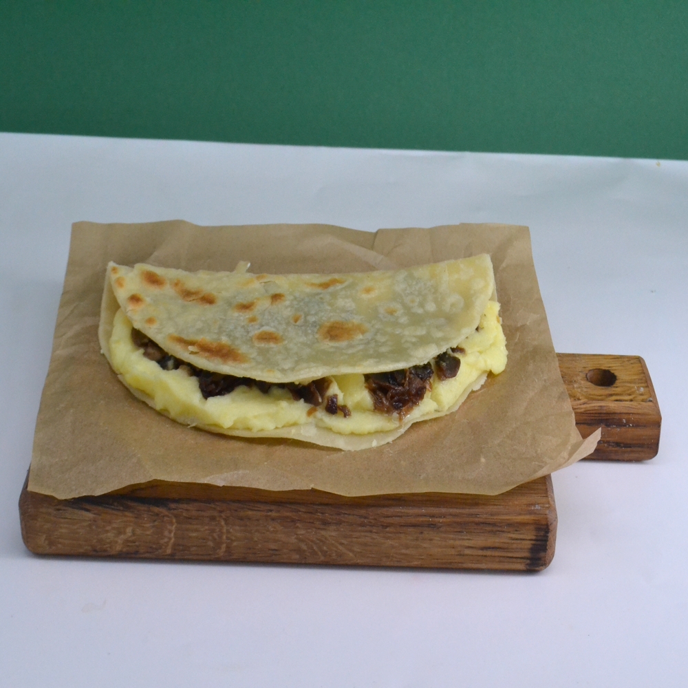 Кыстыбый с  картофельным пюре и шапионами 